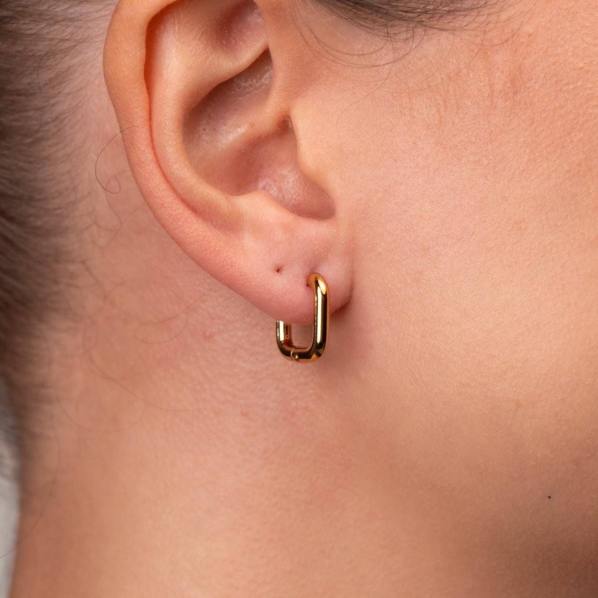 Hoop Earrings Square Hoop Earrings 18K Gold-Plated in 18K gold-plated – Meiva earrings view 3