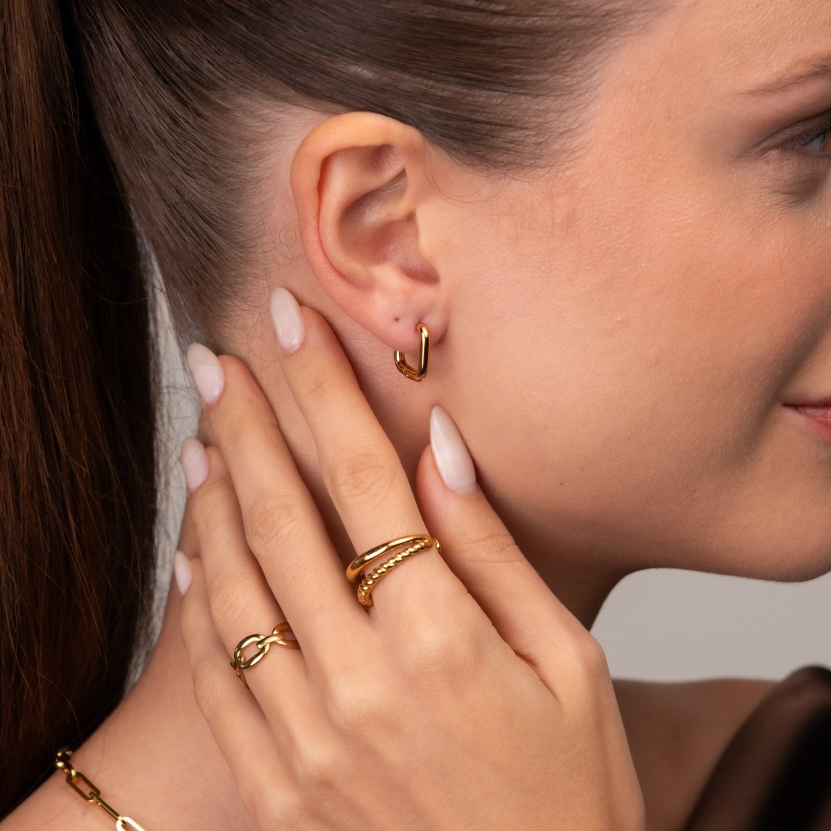 Hoop Earrings Square Hoop Earrings 18K Gold-Plated in 18K gold-plated – Meiva earrings view 4