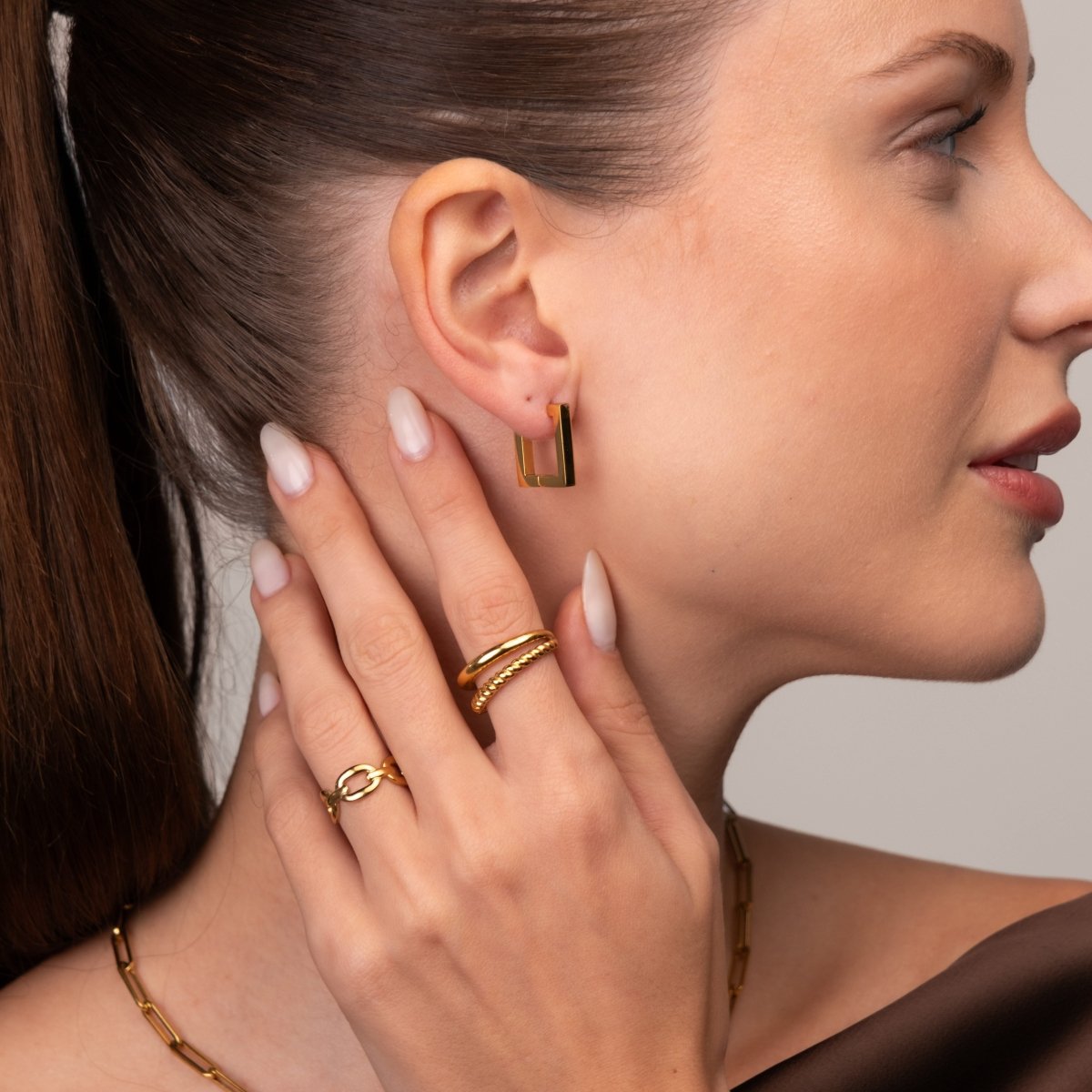 Hoop Earrings Leonor Square Hoop Earrings 18K Gold-Plated in 18K gold-plated – Meiva earrings view 10