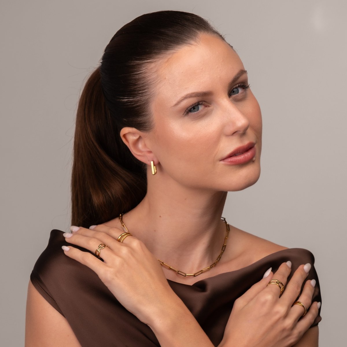 Hoop Earrings Leonor Square Hoop Earrings 18K Gold-Plated in 18K gold-plated – Meiva earrings view 6