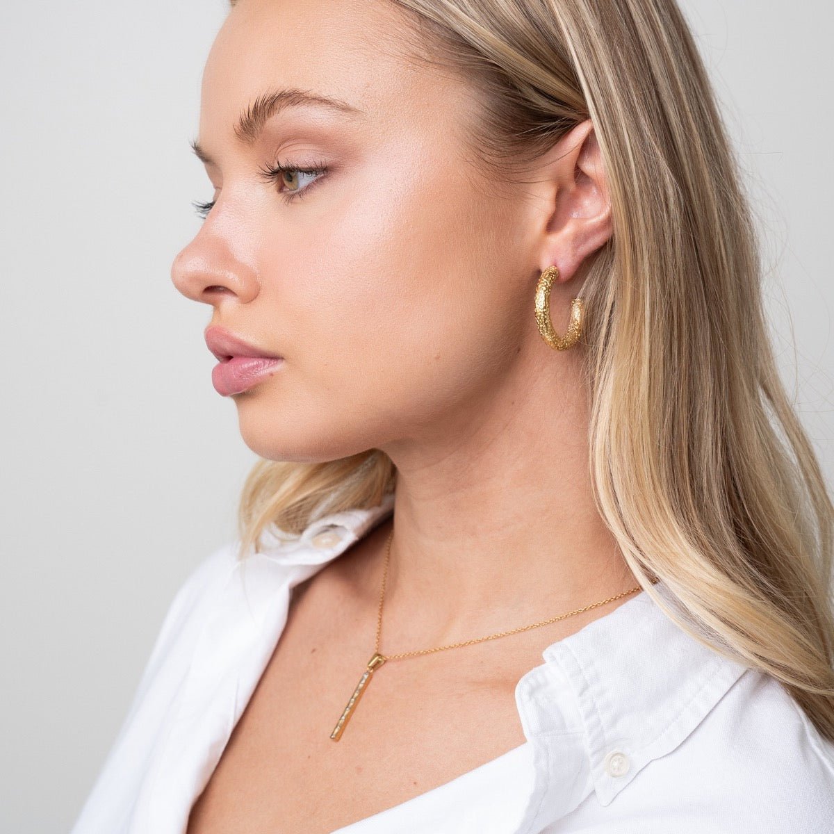 Hoop Earrings Textured Hoop Earring Gold Plated 18K in 18K gold-plated – Meiva earrings view 2