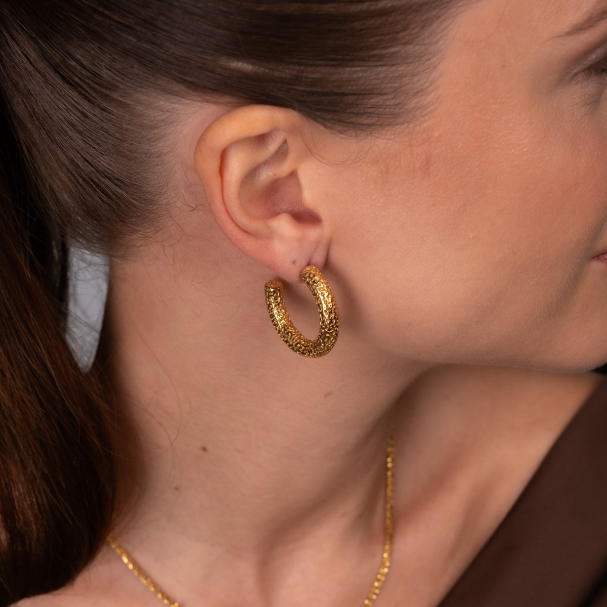 Hoop Earrings Textured Hoop Earring Gold Plated 18K in 18K gold-plated – Meiva earrings view 3