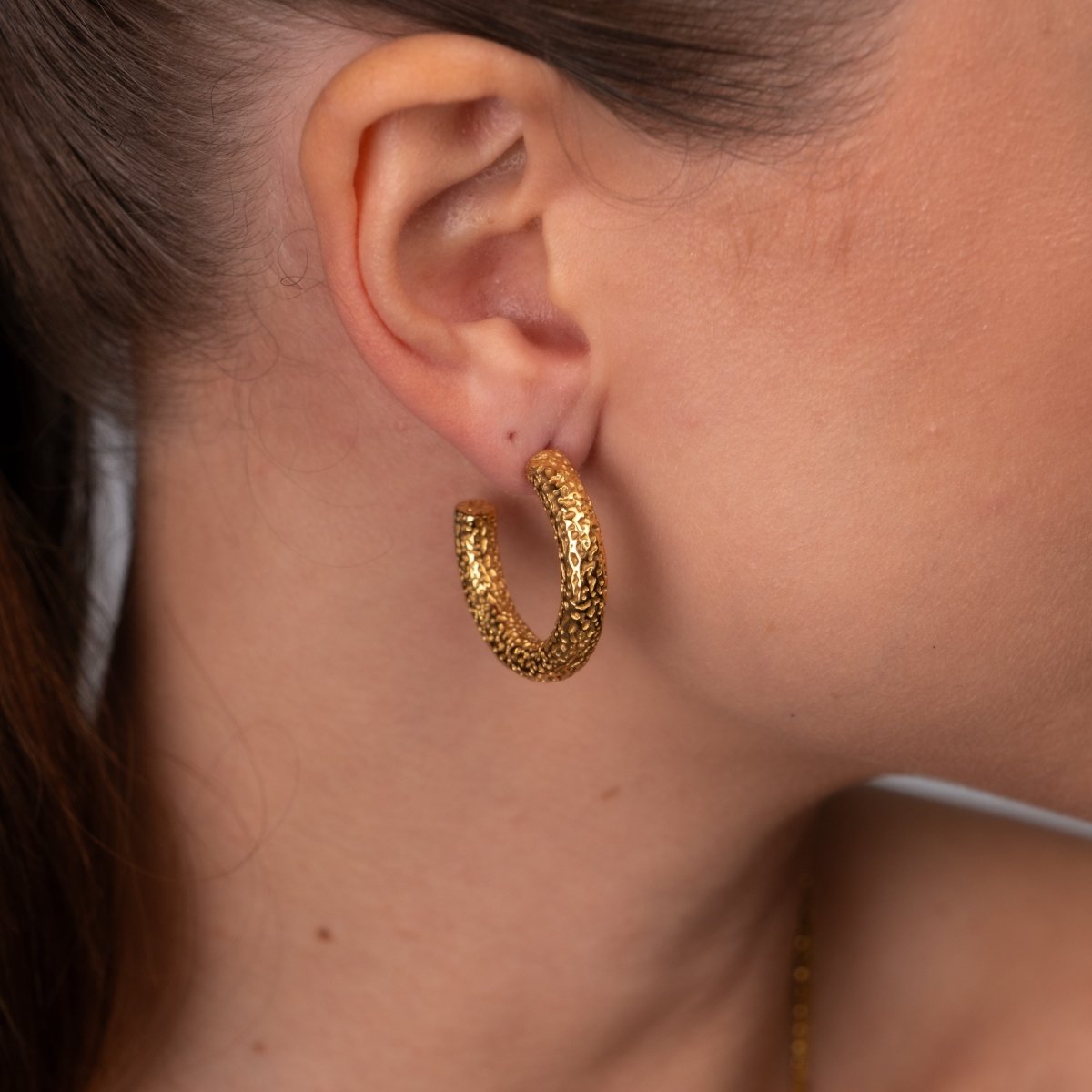 Hoop Earrings Textured Hoop Earring Gold Plated 18K in 18K gold-plated – Meiva earrings view 4