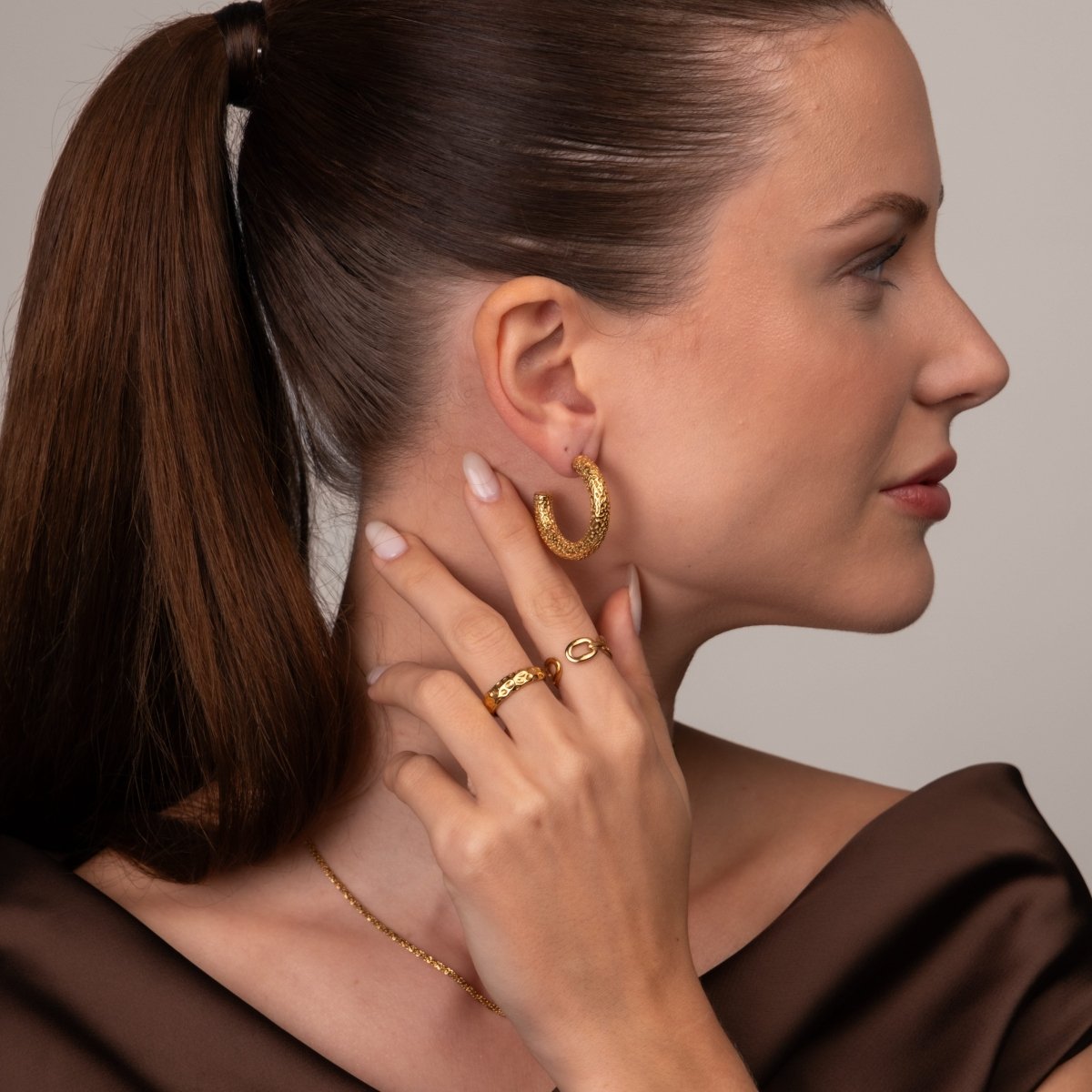 Hoop Earrings Textured Hoop Earring Gold Plated 18K in 18K gold-plated – Meiva earrings view 6
