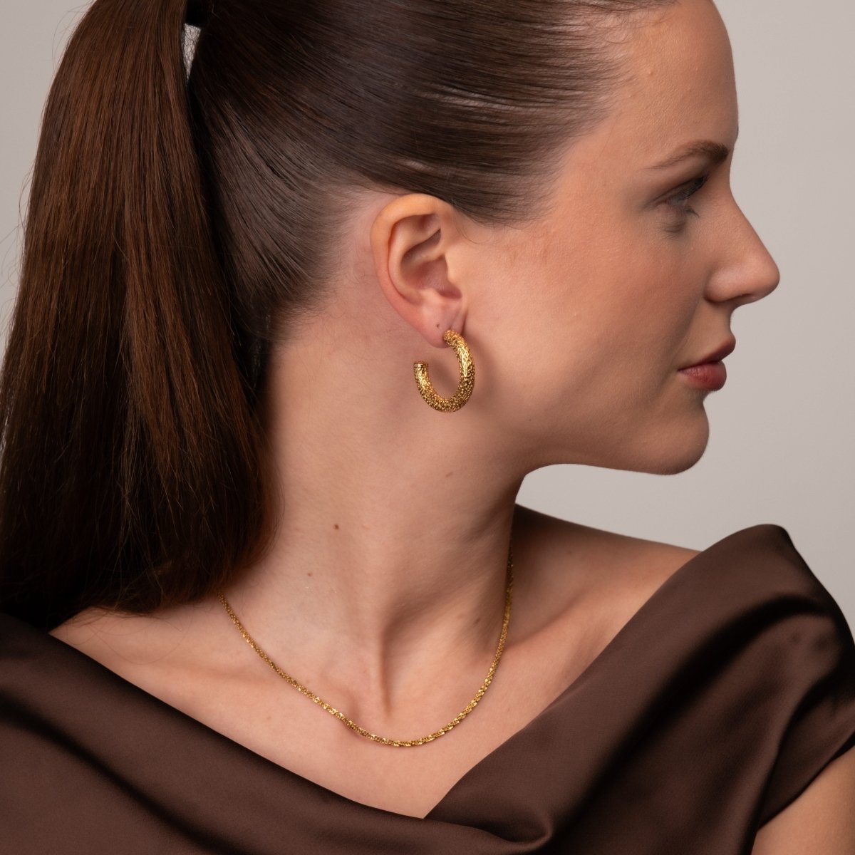 Hoop Earrings Textured Hoop Earring Gold Plated 18K in 18K gold-plated – Meiva earrings view 8