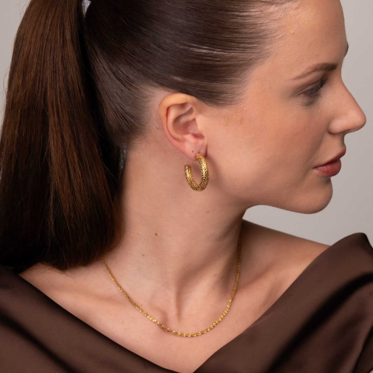 Hoop Earrings Textured Hoop Earring Gold Plated 18K in 18K gold-plated – Meiva earrings view 9