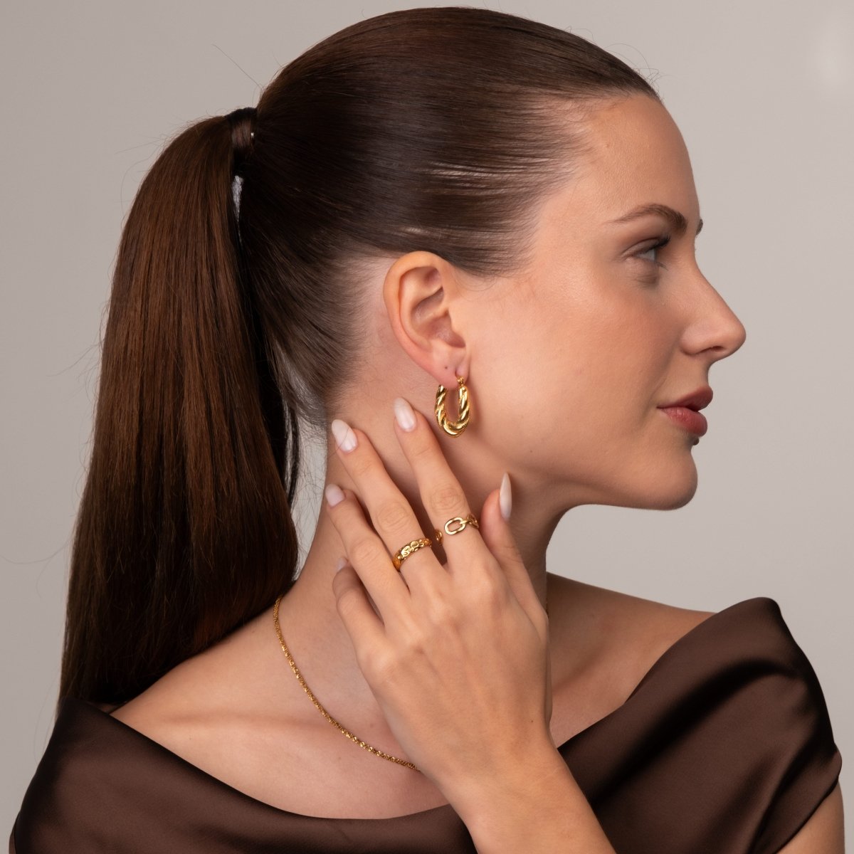 Hoop Earrings Twisted Hoop Earrings 18K Gold-Plated in 18K gold-plated – Meiva earrings view 3