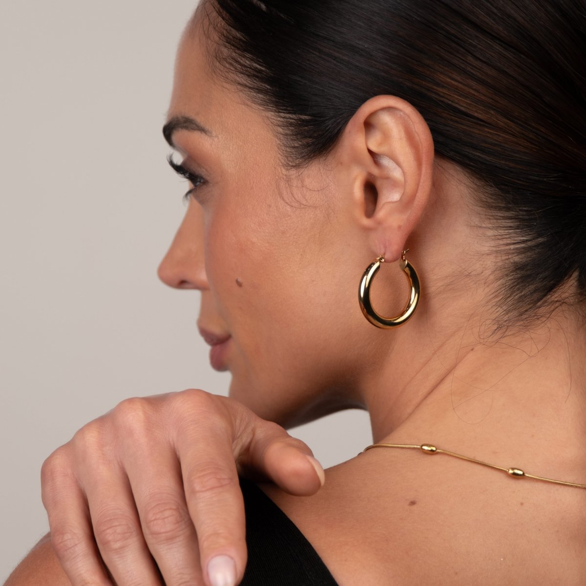 Hoop Earrings Lele Large Tube Hoop Earrings 18K Gold-Plated in 18K gold-plated – Meiva earrings view 3