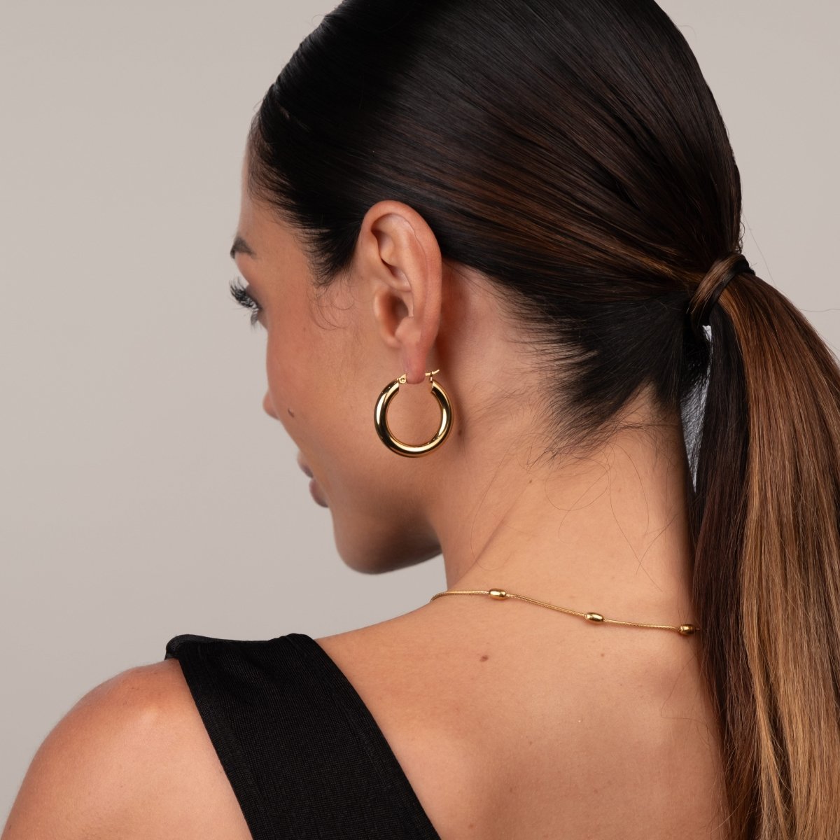 Hoop Earrings Lele Large Tube Hoop Earrings 18K Gold-Plated in 18K gold-plated – Meiva earrings view 4
