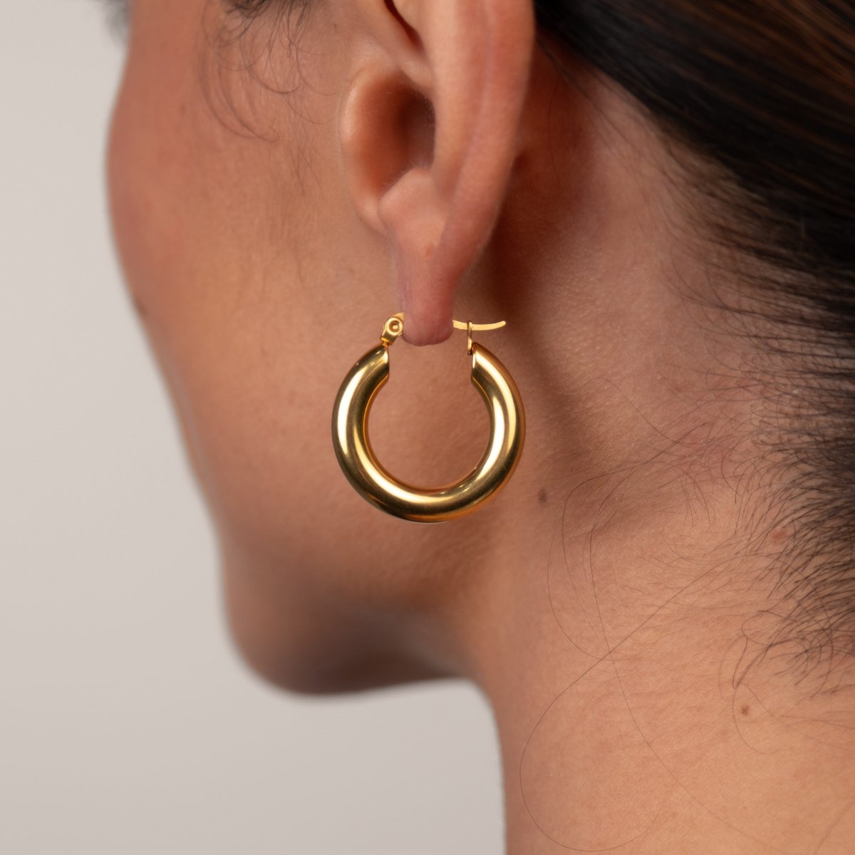 Hoop Earrings Lele Medium Tube Hoop Earrings 18K Gold-Plated in 18K gold-plated – Meiva earrings view 3