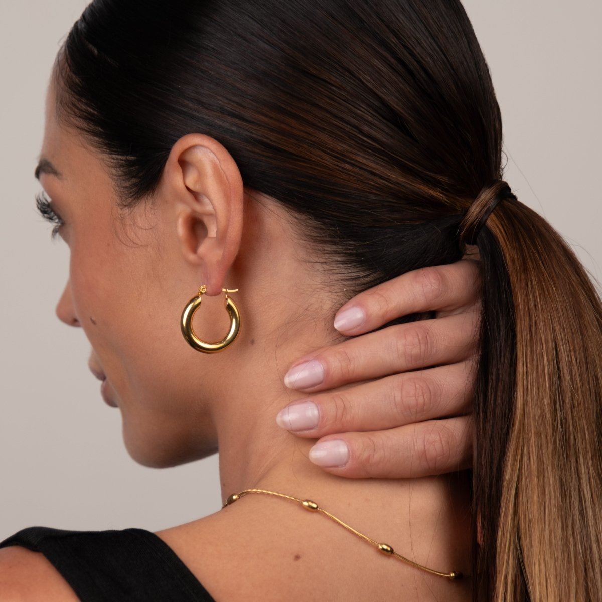 Hoop Earrings Lele Medium Tube Hoop Earrings 18K Gold-Plated in 18K gold-plated – Meiva earrings view 5