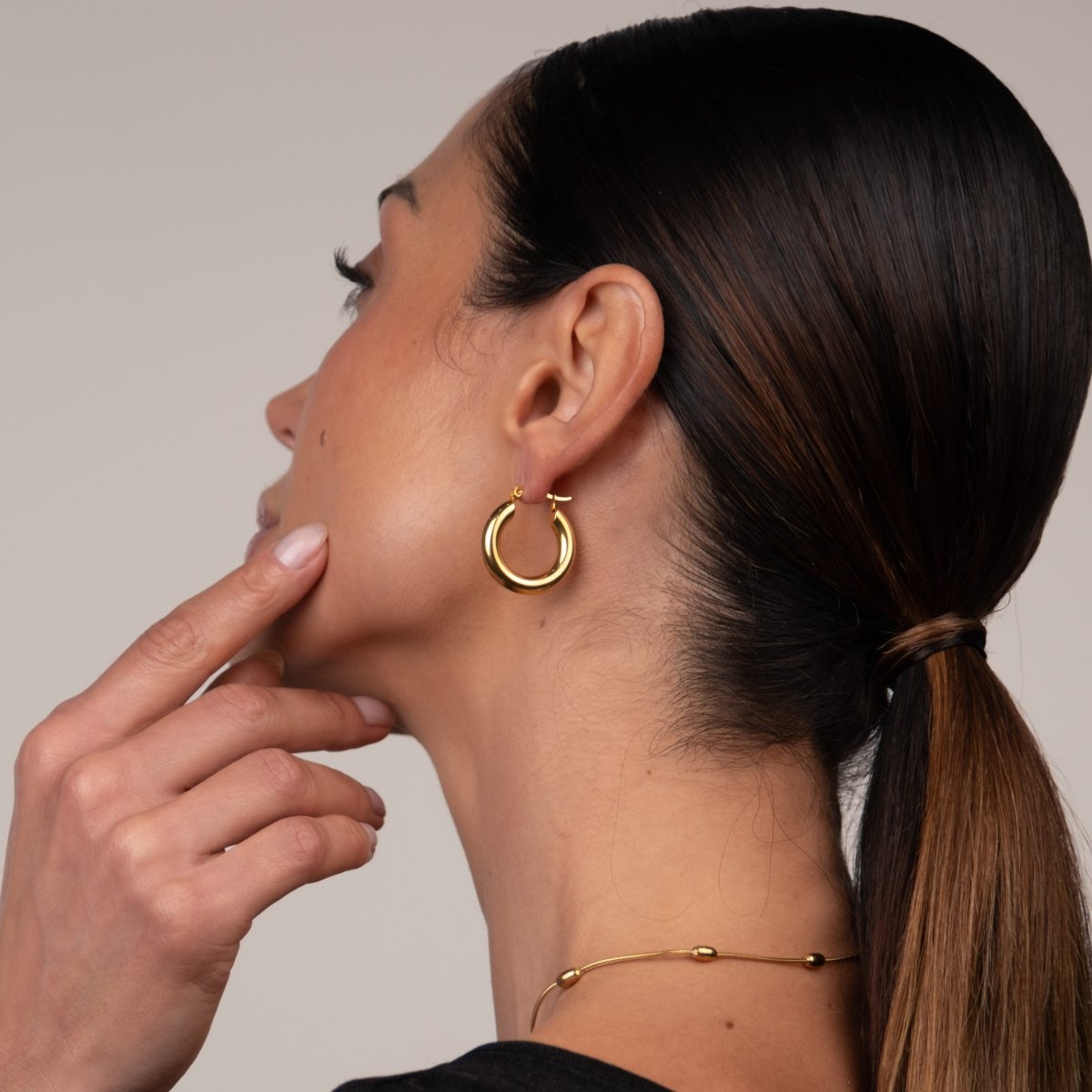 Hoop Earrings Lele Medium Tube Hoop Earrings 18K Gold-Plated in 18K gold-plated – Meiva earrings view 6