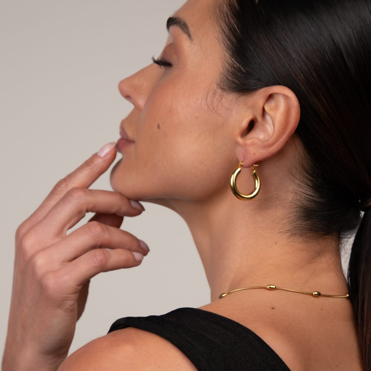 Hoop Earrings Lele Medium Tube Hoop Earrings 18K Gold-Plated in 18K gold-plated – Meiva earrings view 7
