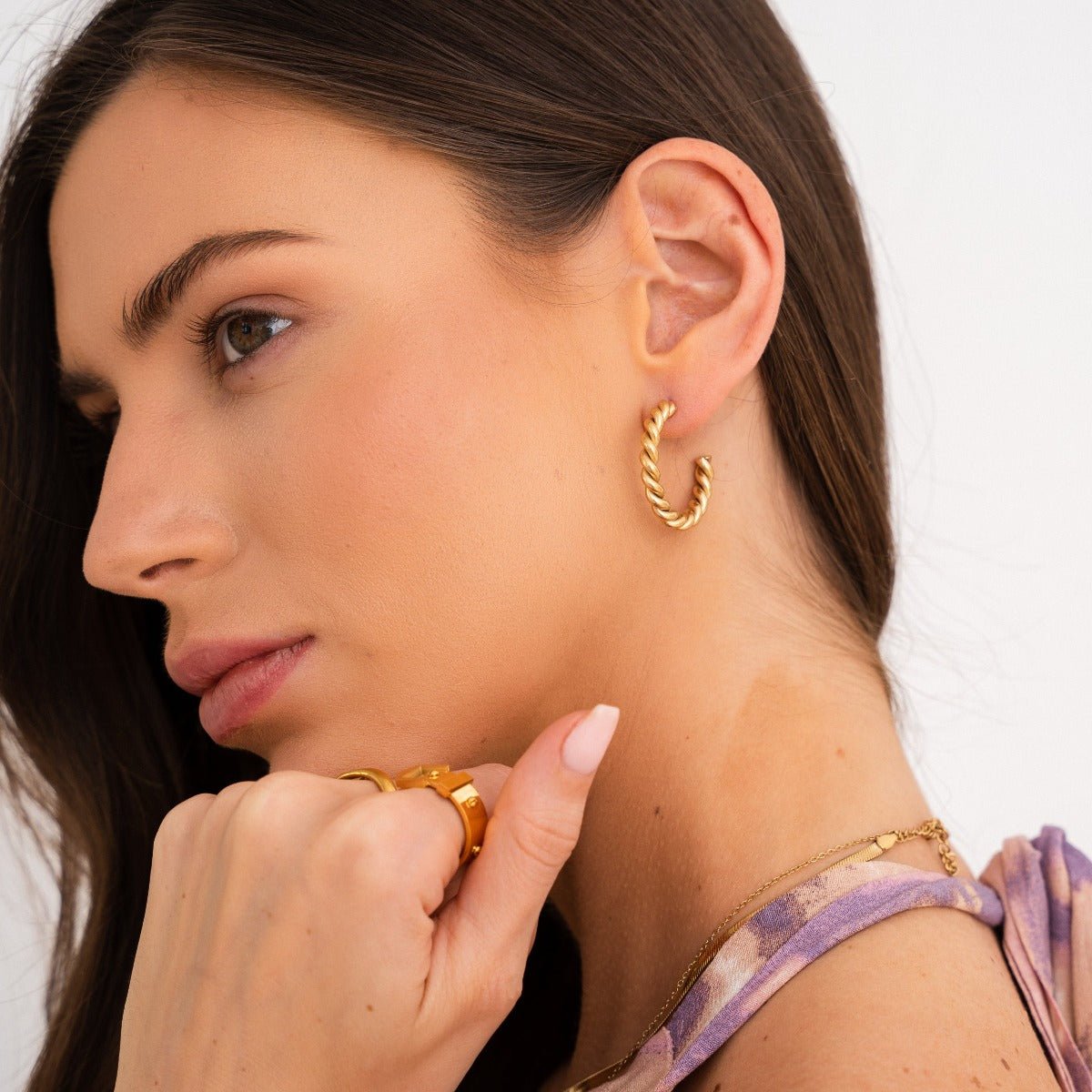 Hoop Earrings Twist Hoop Earrings 18K Gold-Plated in 18K gold-plated – Meiva earrings view 2