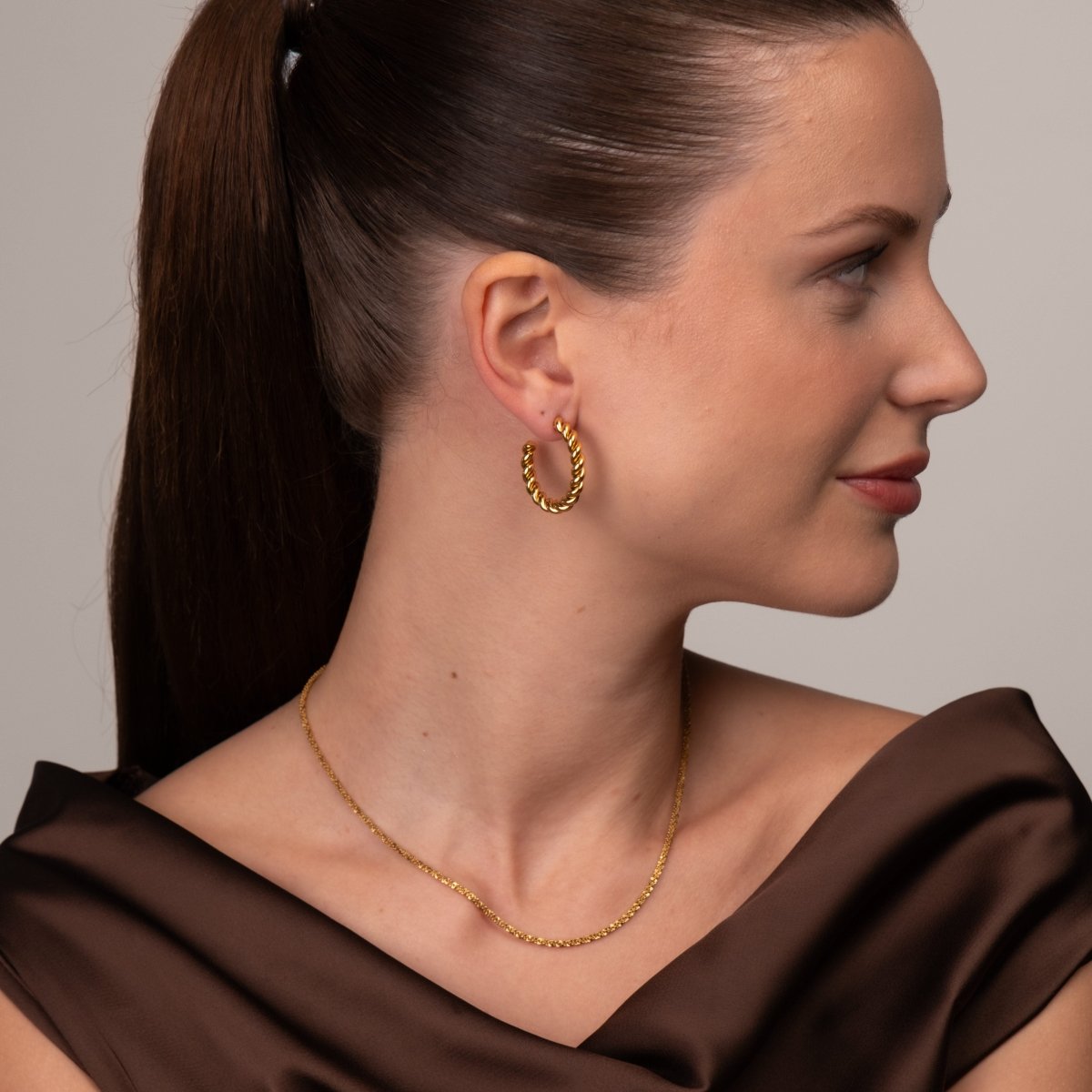 Hoop Earrings Twist Hoop Earrings 18K Gold-Plated in 18K gold-plated – Meiva earrings view 6