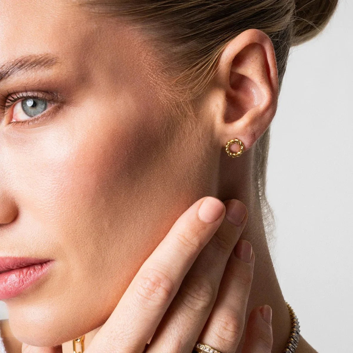 Earrings Twist 18K Gold-Plated Earring in 18K gold-plated – Meiva earrings view 2