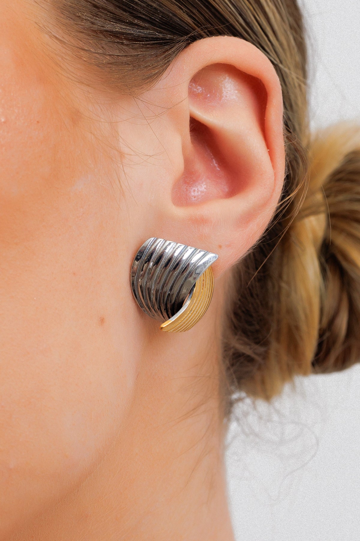 Earrings Wave Motion Two-Tone Gold and Silver – Meiva earrings view 2