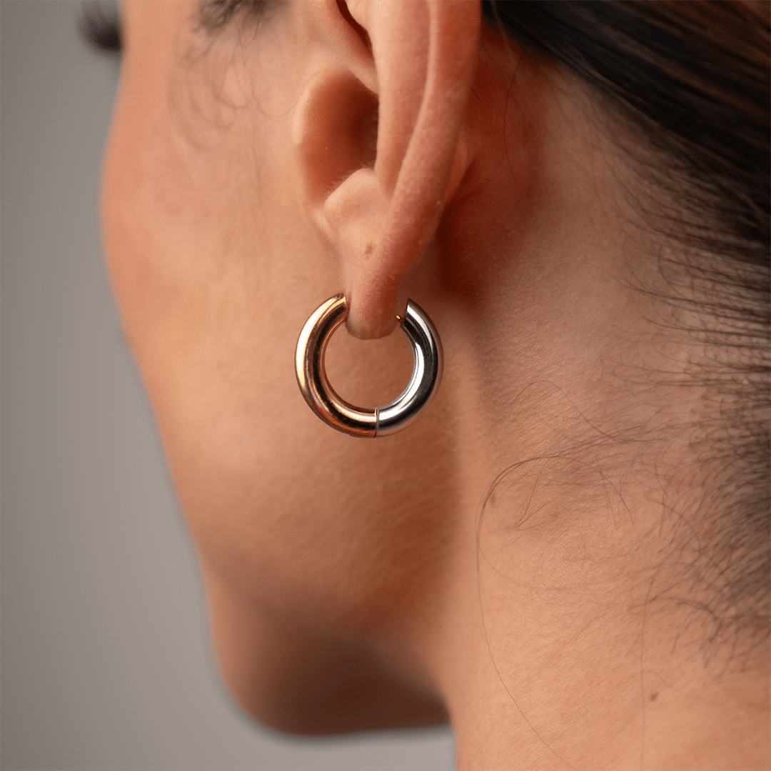 Earrings Contrast 18K Gold-Plated Hoop in 18K gold-plated – Meiva earrings view 3