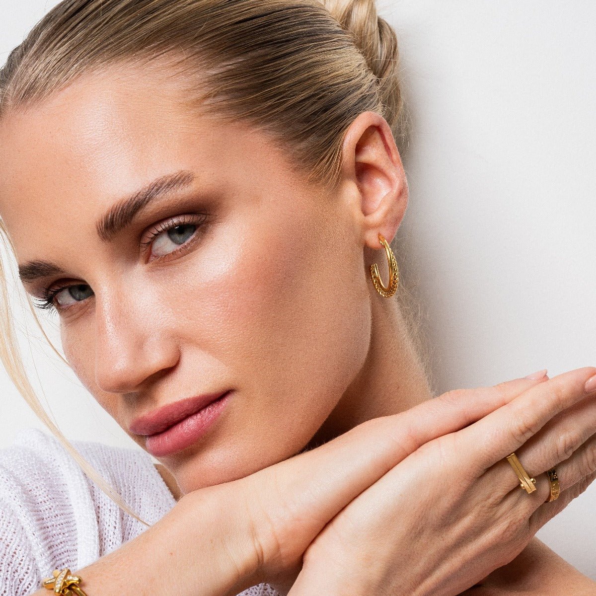 Earrings Madison 18K Gold-Plated Hoop in 18K gold-plated – Meiva earrings view 2