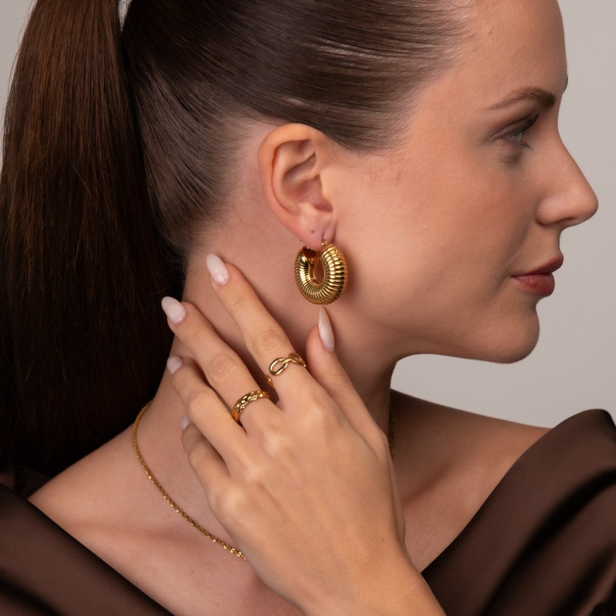Earrings Bold Ziza 18K Gold-Plated Hoop in 18K gold-plated – Meiva earrings view 3