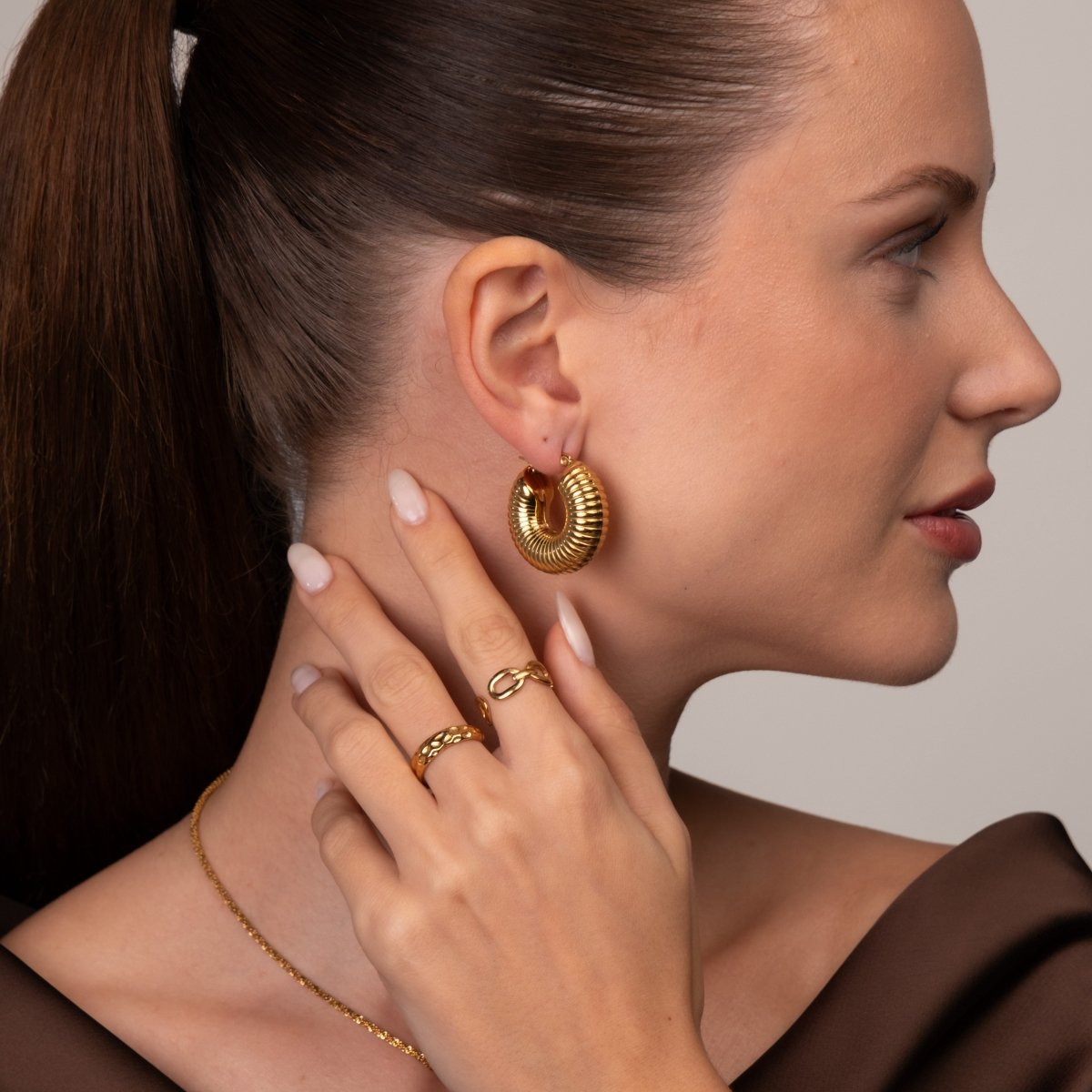 Earrings Bold Ziza 18K Gold-Plated Hoop in 18K gold-plated – Meiva earrings view 4