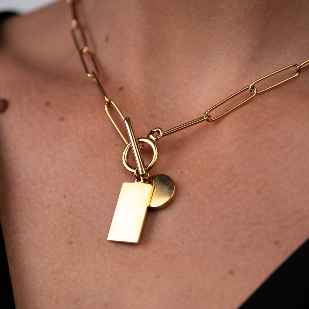 Necklace Smooth Geometric Pendant Chain 18K Gold-Plated in 18K gold-plated – Meiva necklace view 3