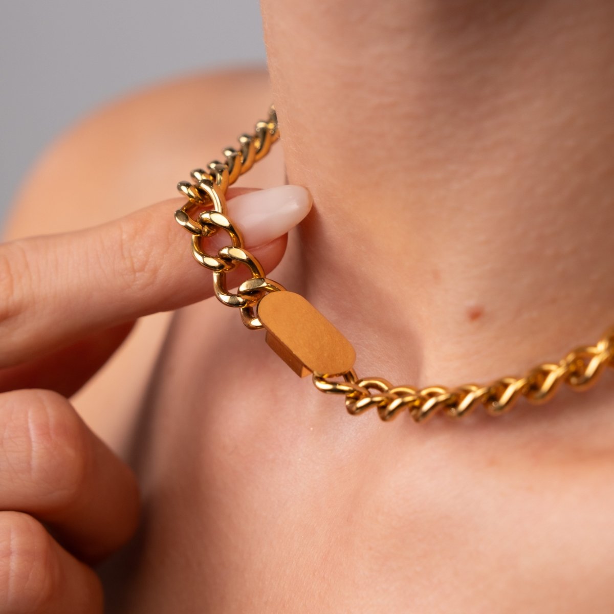 Necklace Minimalist Rectangular Pendant Chain 18K Gold-Plated in 18K gold-plated – Meiva necklace view 3