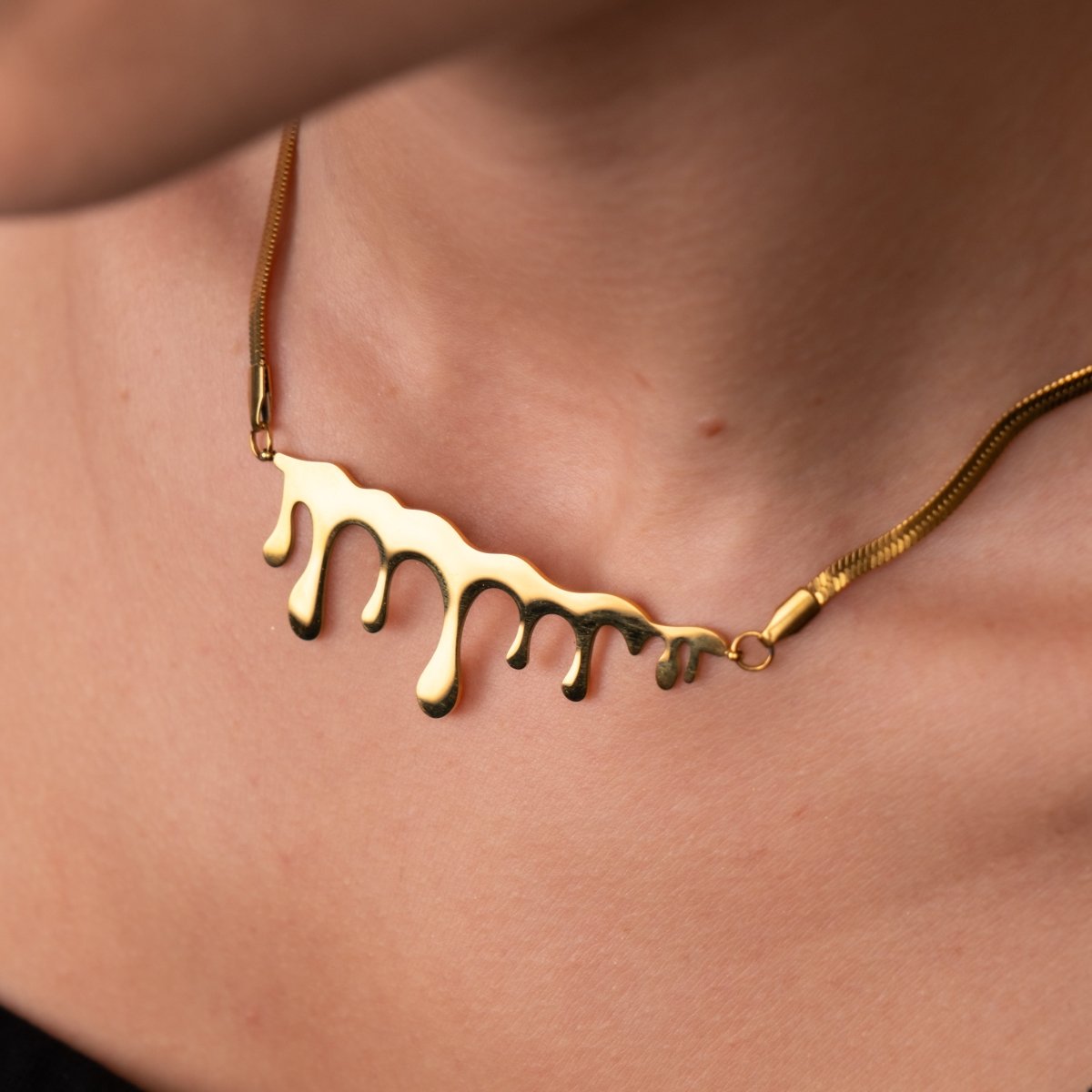 Necklace Minimalist Honeycomb 18K Gold-Plated in 18K gold-plated – Meiva necklace view 4