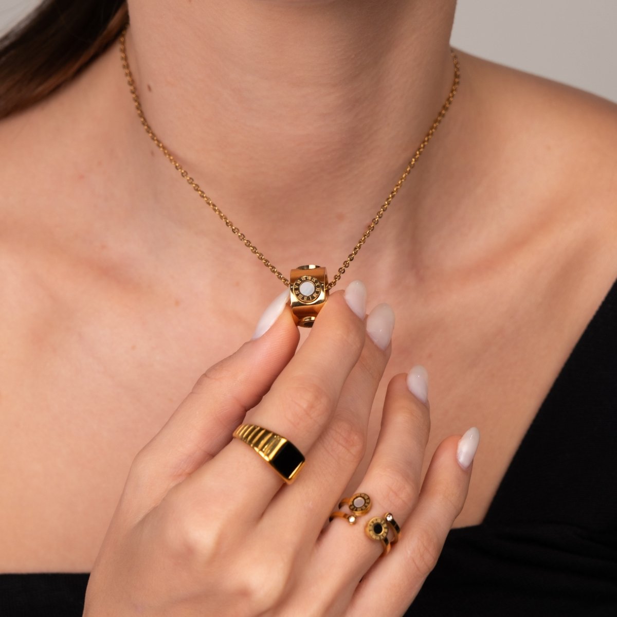 Necklace Roman Numeral Rotating 18K Gold-Plated in 18K gold-plated – Meiva necklace view 3