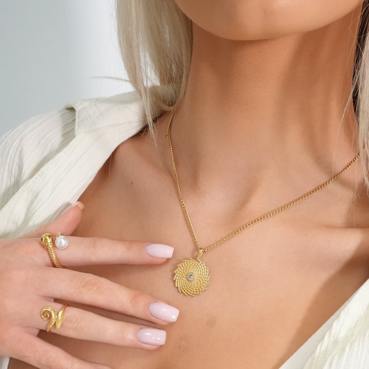 Necklace Glow 18K Gold-Plated in 18K gold-plated – Meiva necklace view 2