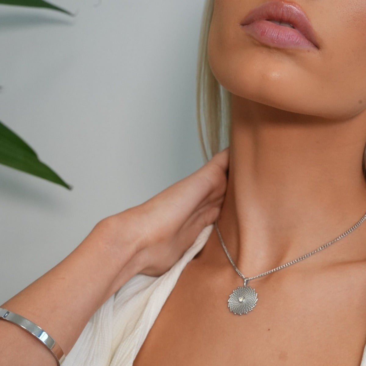 Necklace Glow Silver – Meiva necklace view 4