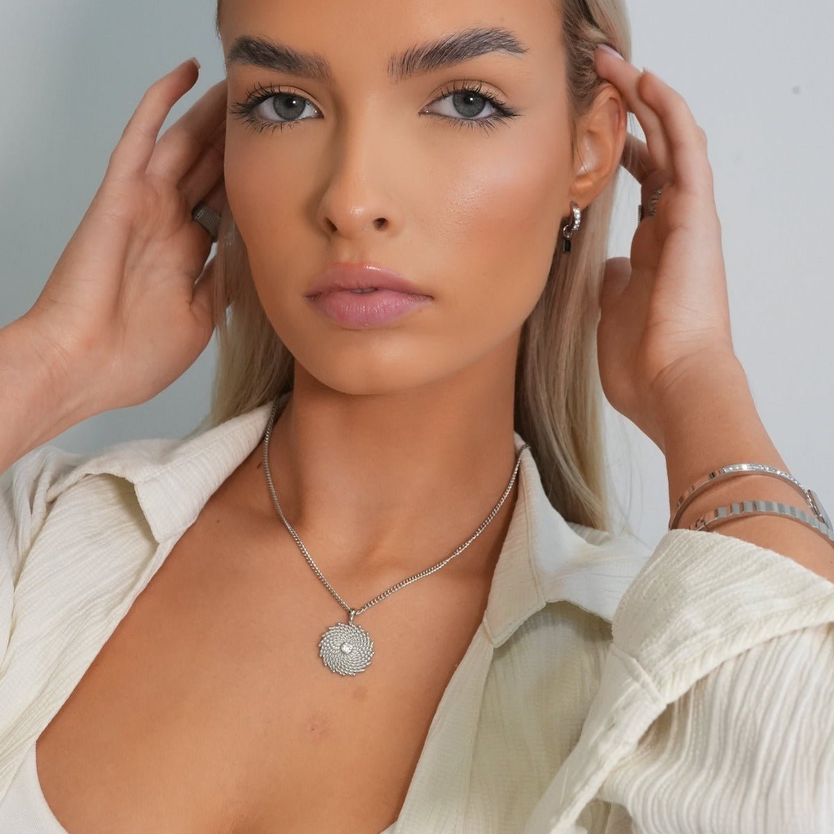 Necklace Glow Silver – Meiva necklace view 5