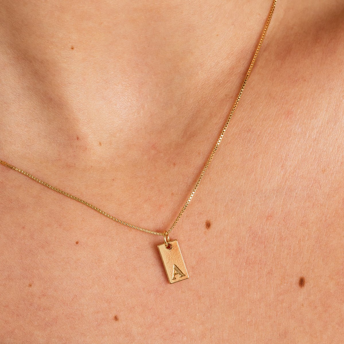 Necklace Minimal Initial Letter 18K Gold-Plated in 18K gold-plated – Meiva necklace view 2