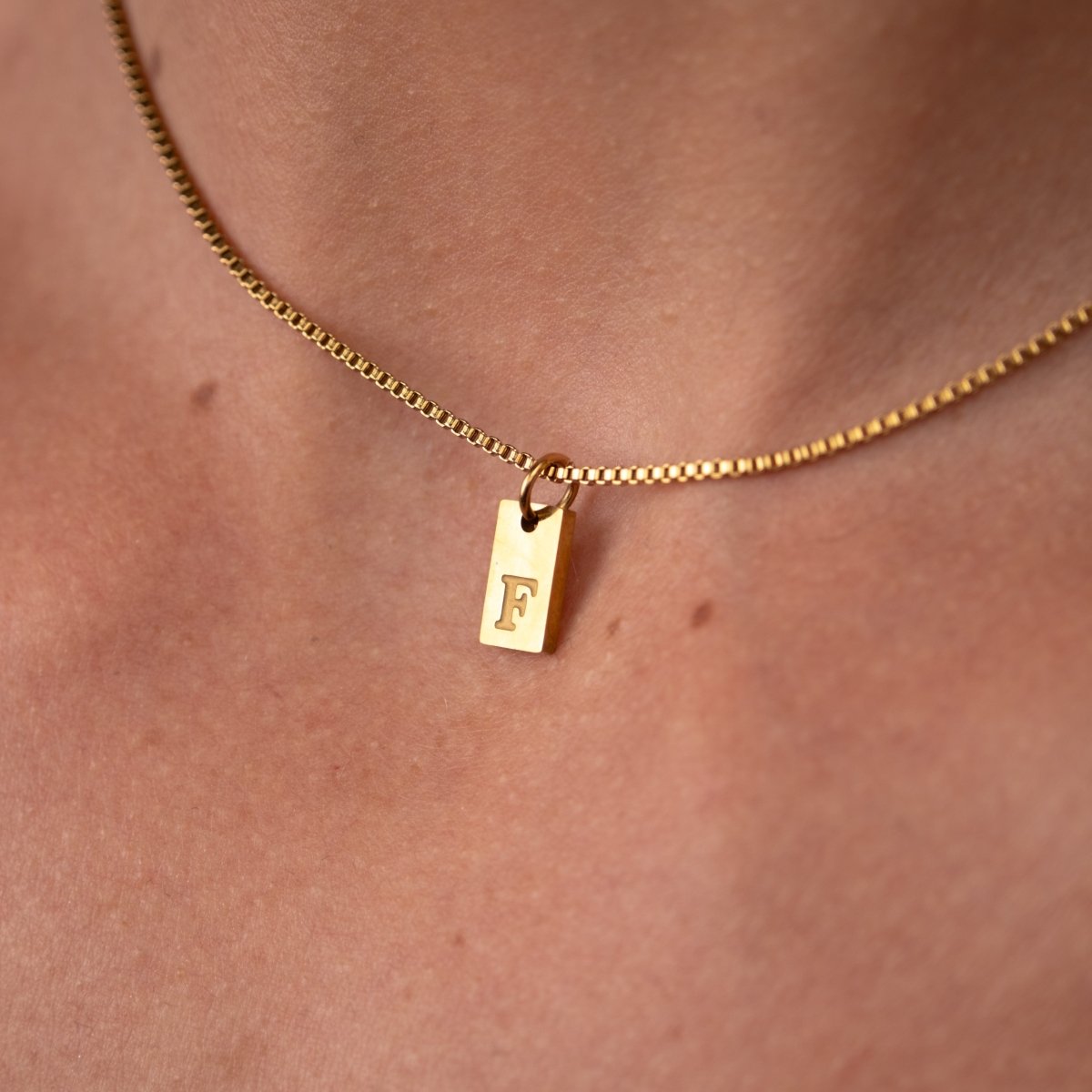 Necklace Minimal Initial Letter 18K Gold-Plated in 18K gold-plated – Meiva necklace view 3