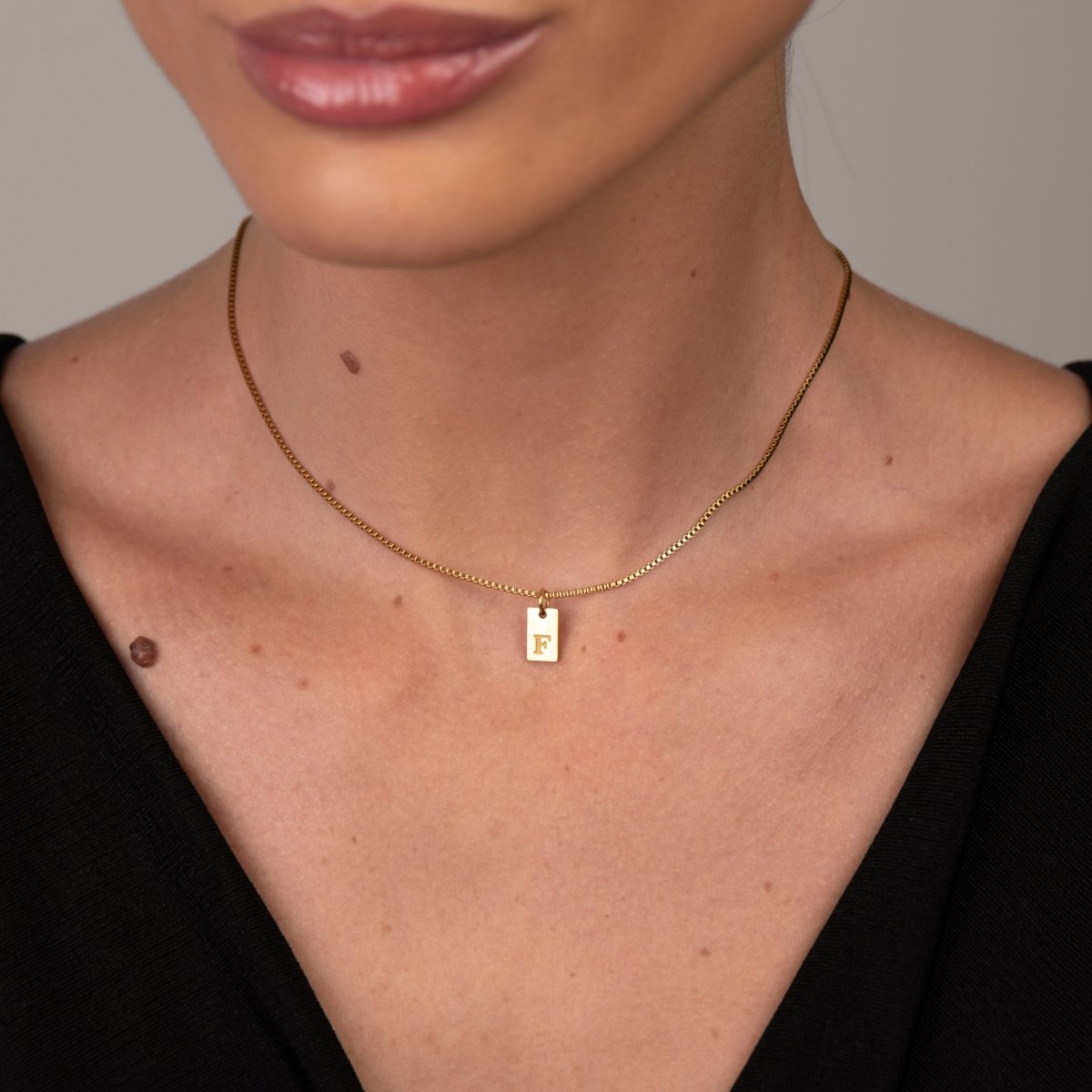 Necklace Minimal Initial Letter 18K Gold-Plated in 18K gold-plated – Meiva necklace view 4