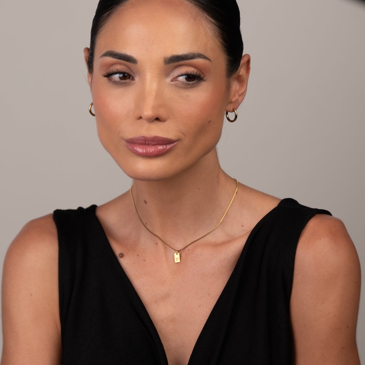 Necklace Minimal Initial Letter 18K Gold-Plated in 18K gold-plated – Meiva necklace view 5