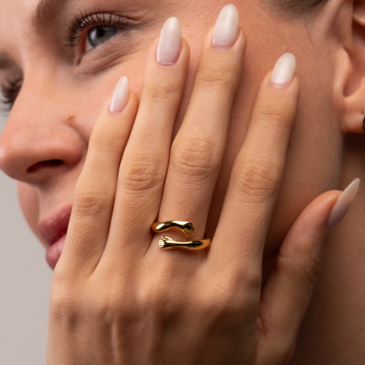 Ring Hug 18K Gold Plated in 18K gold-plated – Meiva ring view 10