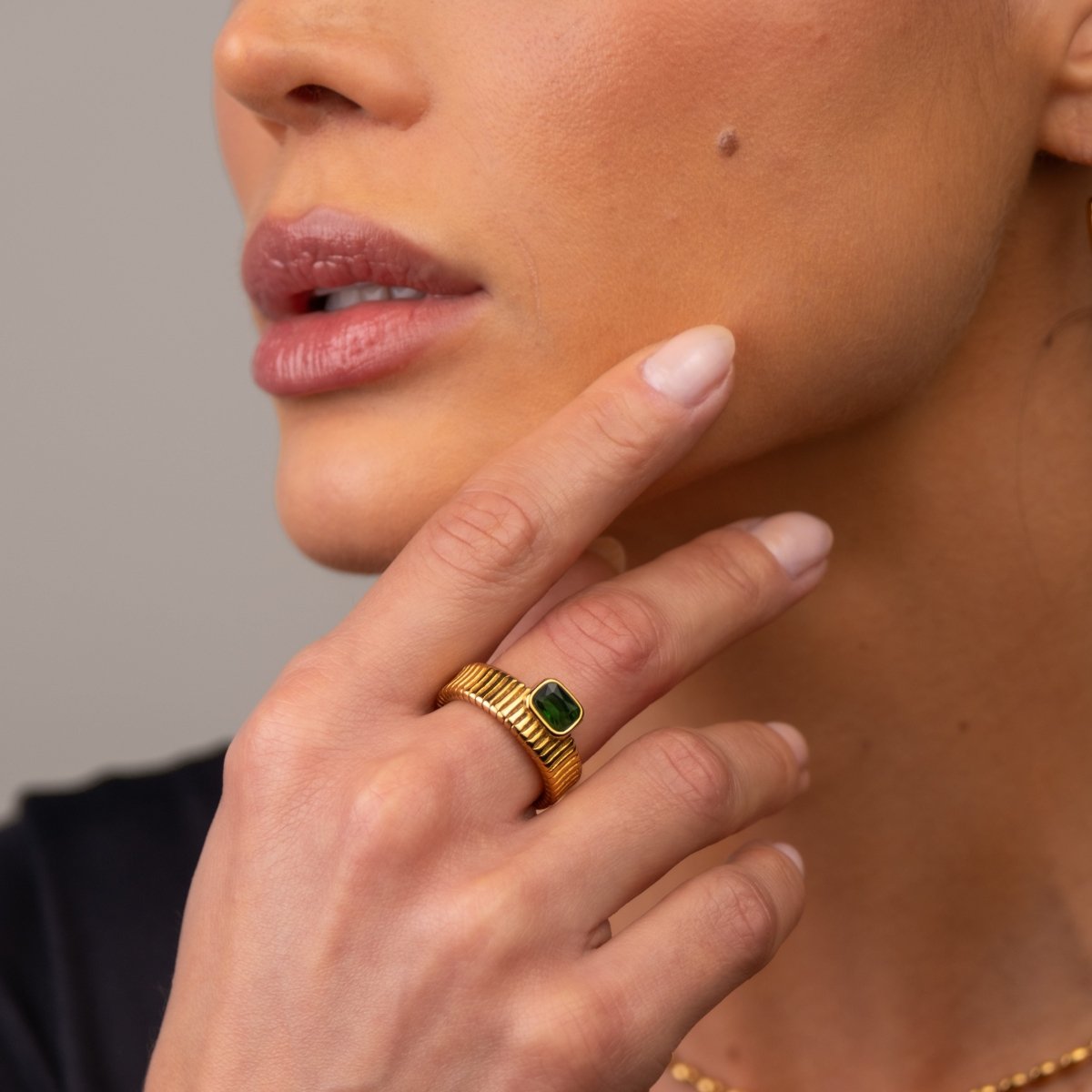 Ring Capri Emerald 18K Gold-Plated in 18K gold-plated – Meiva ring view 4