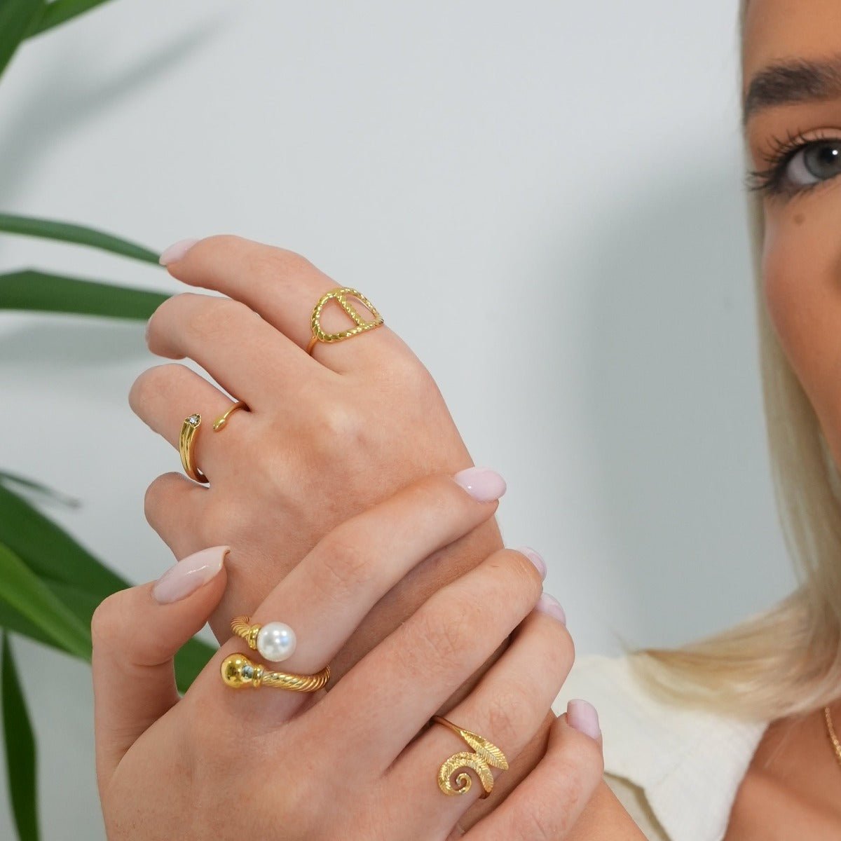 Ring Arrow 18K Gold-Plated in 18K gold-plated – Meiva ring view 3