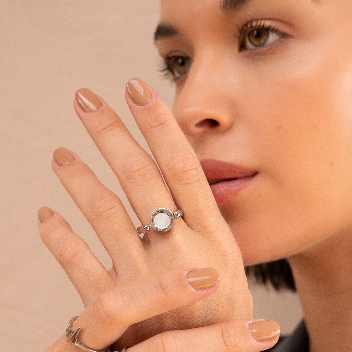 Ring Rotating Roman Numeral Silver – Meiva ring view 4