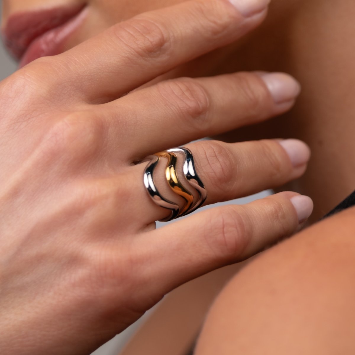 Ring Waves Adjustable Two-Tone Gold and Silver – Meiva ring view 2